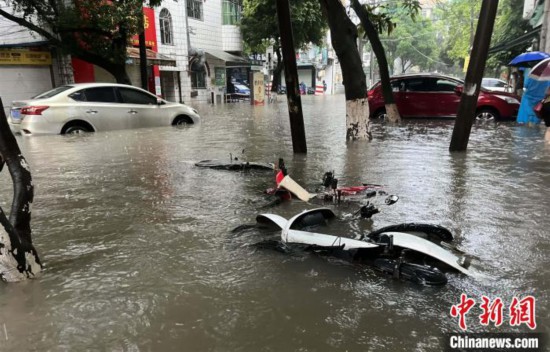 5月10日，广西沿海遭遇强降雨。图为钦州市城区多处积涝。陆敏  摄
