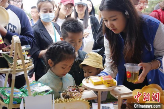 6月23日，越南留学生在国际文化节现场为小朋友制作美食。